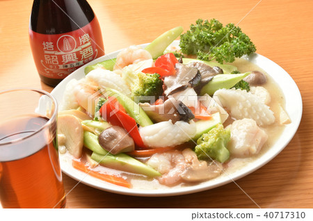 Chinese cuisine Seafood and vegetable stir-fry and Shaoxing liquor 40717310