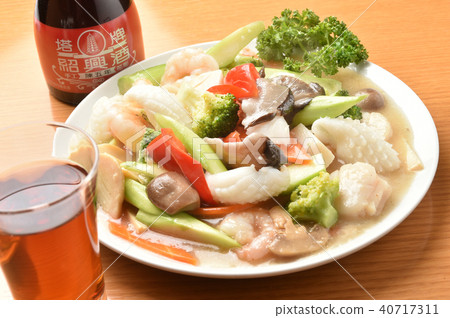 Chinese cuisine Seafood and vegetable stir-fry and Shaoxing liquor 40717311