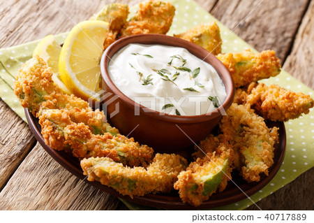 Delicious deep-fried avocado in bread crumbs Delicious deep-fried avocado in bread crumbs 40717889