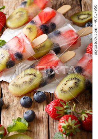 Homemade popsicles with berries and fruit 40717950