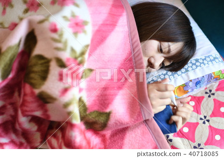 一個女人是一個女人體溫計睡覺感冒 一個女人是一個女人體溫計睡覺感冒 40718085