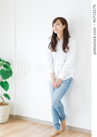 Refreshing lady with white shirt 40718370