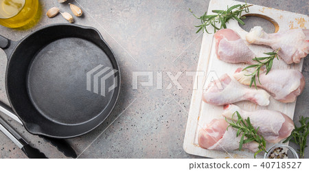 Raw chicken legs Raw chicken legs 40718527