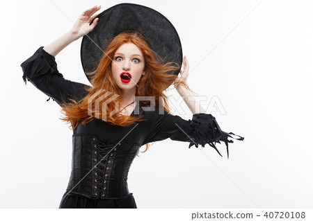 圖庫照片: halloween witch concept - happy halloween ginger hair