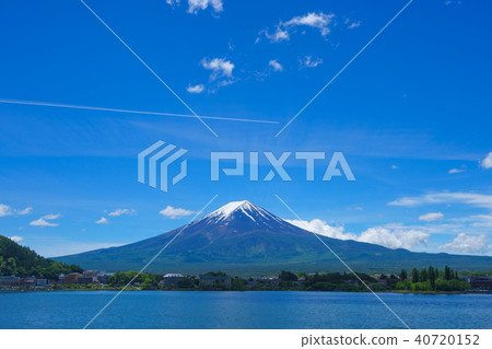 Fuji in early summer and Lake Kawaguchi 40720152