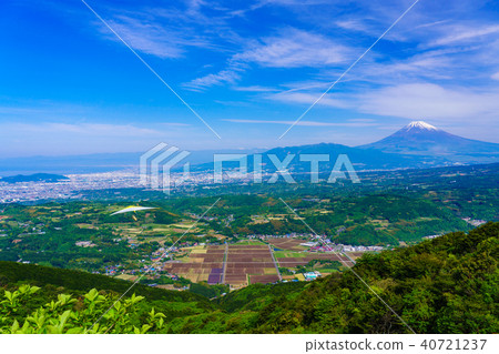 (Shizuoka Prefecture) Hang glider flying over the Tanna basin and Mt. Fuji (Shizuoka Prefecture) Hang glider flying over the Tanna basin and Mt. Fuji 40721237