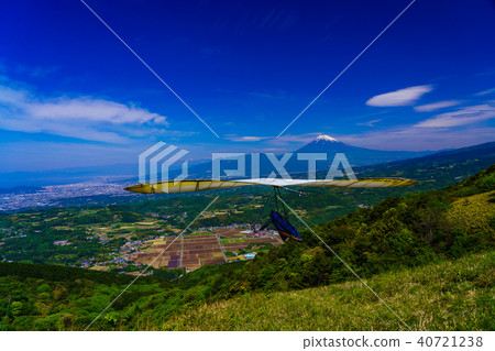 (Shizuoka Prefecture) Hang glider and Mt. Fuji taking off (Shizuoka Prefecture) Hang glider and Mt. Fuji taking off 40721238