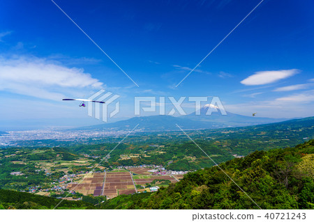 (靜岡縣)懸掛式滑翔機飛越塔納盆地和富士山 (靜岡縣)懸掛式滑翔機飛越塔納盆地和富士山 40721243