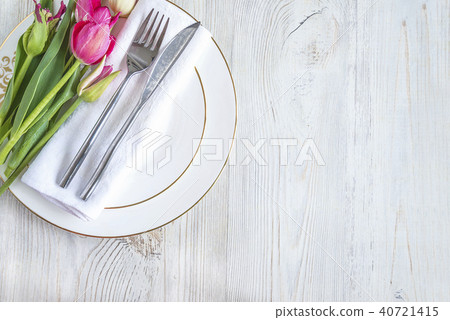 Festive table setting with purple tulips 40721415