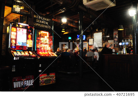 在英國利物浦的一家酒吧商店內 40721695