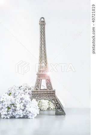 Eiffel tower and lilac flowers on white background Eiffel tower and lilac flowers on white background 40721819