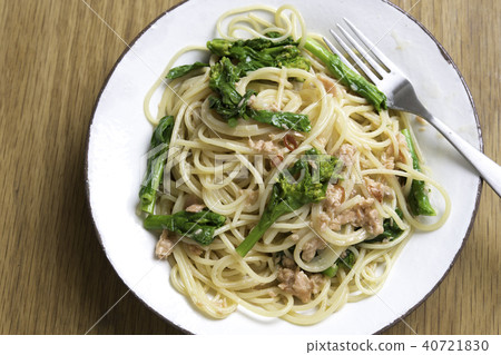 Pasta with salmon and rape flower 40721830