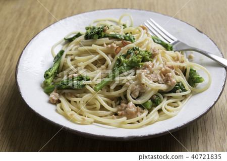 Pasta with salmon and rape flower 40721835