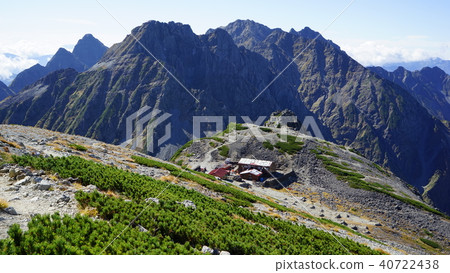 早上從南部山頂看南部的山間小屋和穗高 40722438