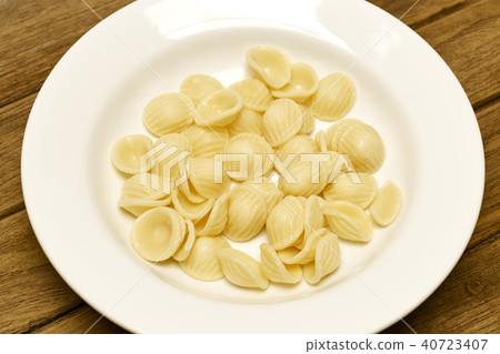 Pasta shell in White Plate on wooden Pasta shell in White Plate on wooden 40723407