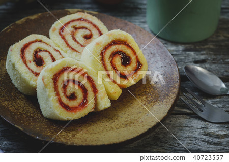 Sweet roll with Strawberry 40723557