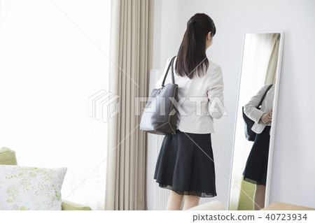 年輕女性，準備上班前 40723934
