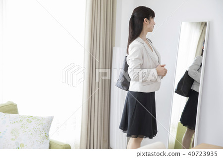 Young women, getting ready before going to work Young women, getting ready before going to work 40723935