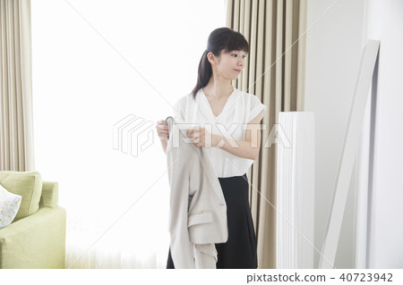 Young women, getting ready before going to work Young women, getting ready before going to work 40723942