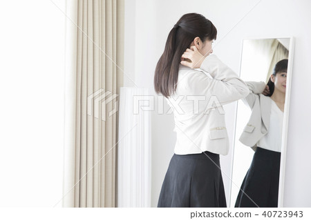 Young women, getting ready before going to work Young women, getting ready before going to work 40723943