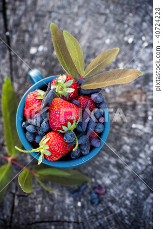 spring strawberry strawberry, top view spring strawberry strawberry, top view 40724228