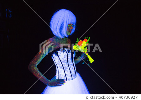 concept of wedding photosession in neon lighting in vogue style bride with bouquet glows in the dark 40730927