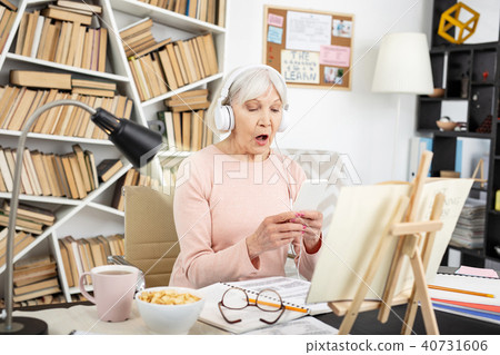 Beautiful mature woman repeating after audio 40731606