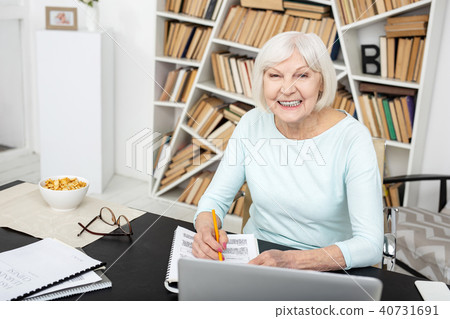 Energetic senior freelancer starting work Energetic senior freelancer starting work 40731691