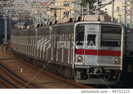 Toujou line 9000 series (F liner) that goes directly to the subway Fukutoshin line Toujou line 9000 series (F liner) that goes directly to the subway Fukutoshin line 40732125