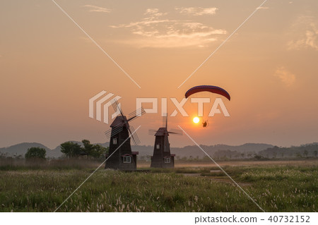 早晨日出和滑翔傘飛行 40732152