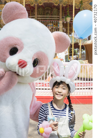孩子們在遊樂園裡襯著帶氣球的服裝 孩子們在遊樂園裡襯著帶氣球的服裝 40732170