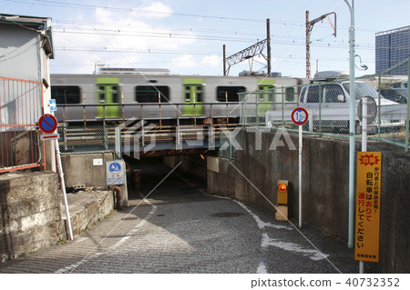 Passing Yamanote Line and Takanawa Bridge Bridge 40732352