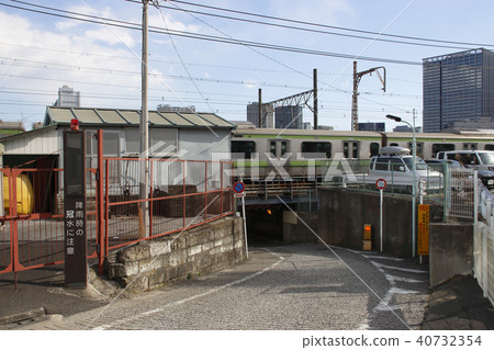 Passing Yamanote Line and Takanawa Bridge Bridge 40732354