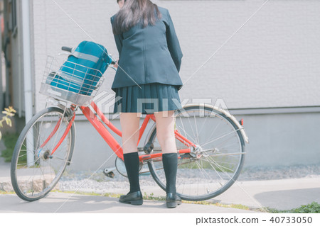 travel to school by car, high school student, commuting to school 40733050