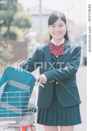 travel to school by car, high school student, high-school student 40733646