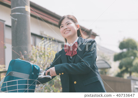 travel to school by car, high school student, high-school student 40733647