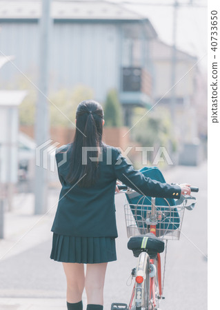 travel to school by car, high school student, commuting to school 40733650