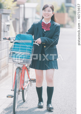 travel to school by car, high school student, commuting to school 40733657