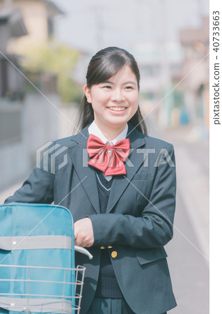 travel to school by car, high school student, commuting to school 40733663