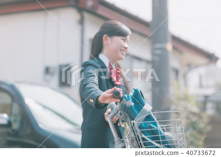 travel to school by car, high school student, commuting to school 40733672