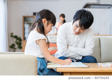 年輕的家庭,父母和孩子,孩子,生活學習 年輕的家庭,父母和孩子,孩子,生活學習 40734285