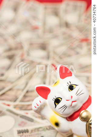 Beckoning cat and money 40734764