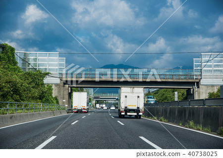 Higashimeihan高速公路早晨高速公路卡車 40738025