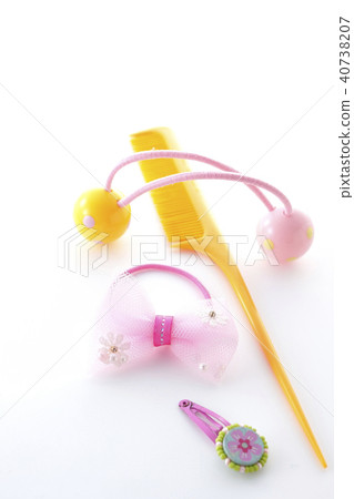 Hair rubber, hairpins and comb Hair rubber, hairpins and comb 40738207