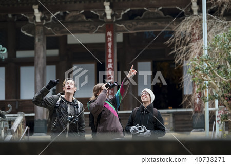 Foreigner sightseeing temple 40738271
