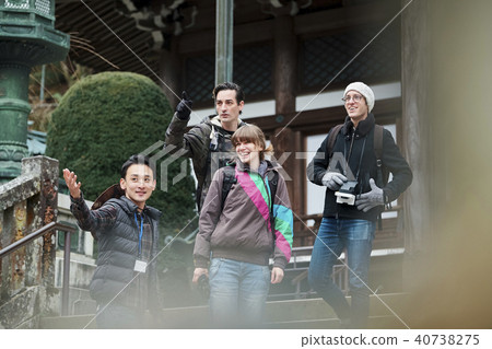 Foreigner sightseeing temple 40738275