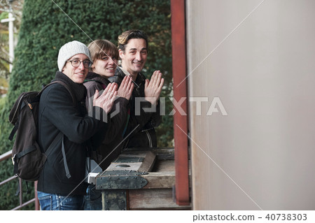 Foreigner Visiting Temple 40738303