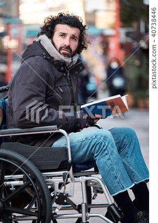 在輪椅旅行的人 40738446