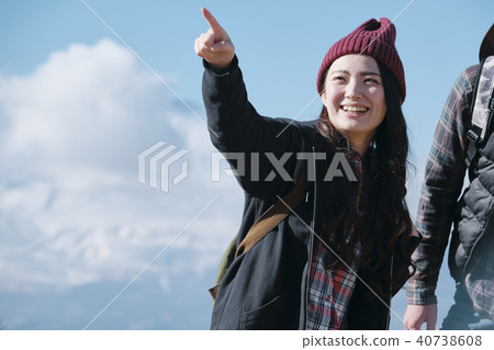 Mount fuji view trekking couple 40738608