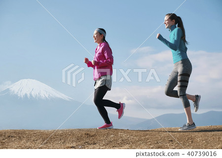 Fuji foreigner woman running 40739016